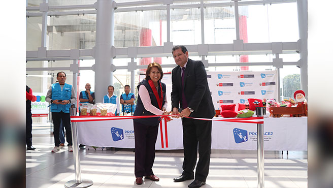 Presidenta de la Corte Superior de Justicia del Callao, Teresa Soto Gordon y irector Ejecutivo del Pronacej, Francisco Naquira Cornejo, inauguraron Expoferia de Centros Juveniles por la Navidad 2025