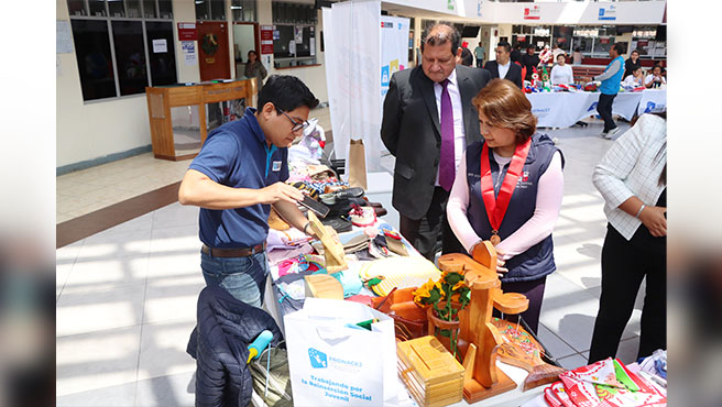 Centros juveniles del país presentaron manualidades durante la Expoferia de Centros Juveniles por la Navidad 2025 realizada en la Corte Superior de Justicia del Callao