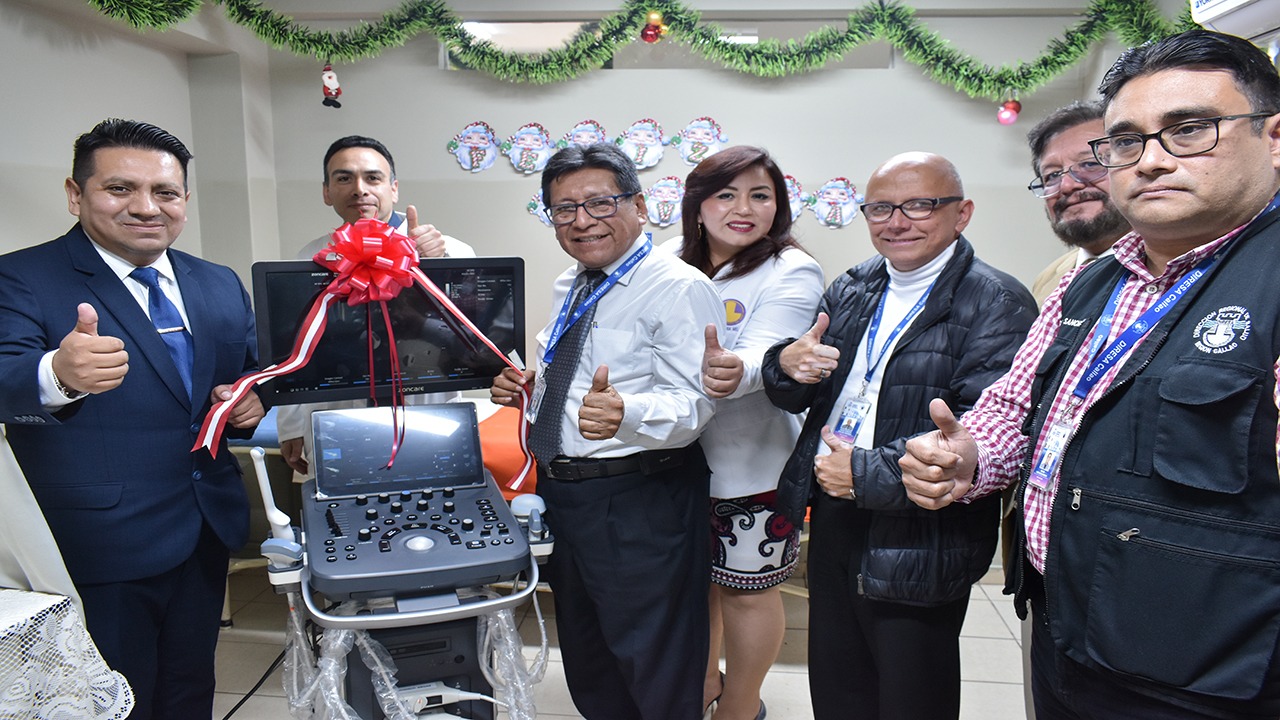 autoridades en plena inauguración