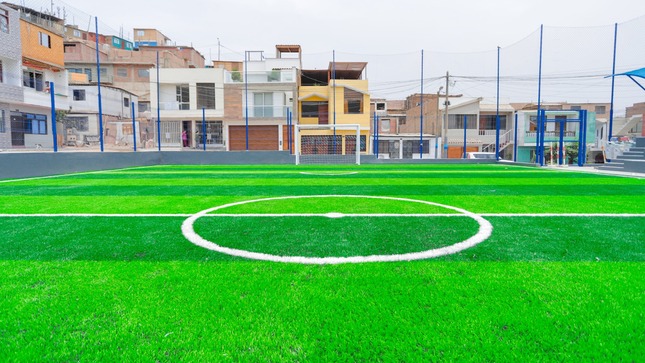 La cancha de grass sintético ⚽🏃‍♂️ del 3er sector de Angamos, con un 95% de avance 📊, pronto beneficiará a niños 👦👧 y jóvenes 🧑‍🤝‍🧑 del distrito.