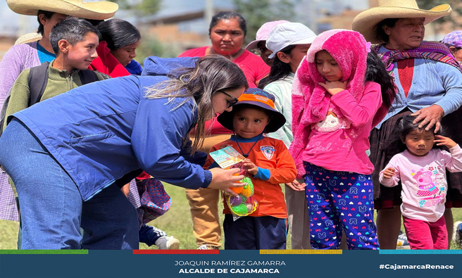 El alcalde provincial de Cajamarca, Joaquin Ramírez Gamarra, sigue recorriendo sectores y centros poblados de la ciudad, llevando momentos de alegría y sonrisas a los más pequeños. 🎉🎈
Estas visitas refuerzan su compromiso con el bienestar y felicidad de los niños cajamarquinos.