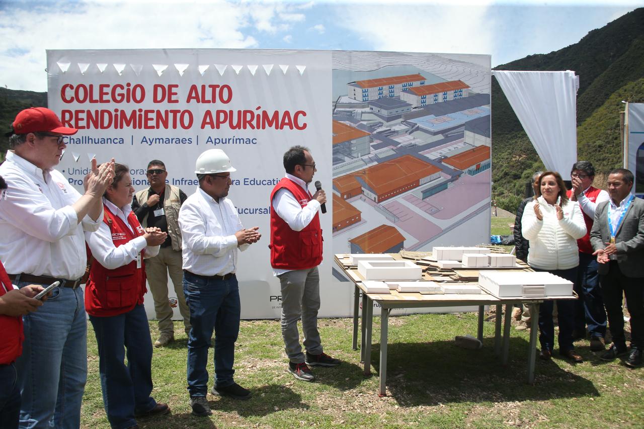 Jefa del Estado, Dina Boluarte, presidió el acto de entrega del terreno en presencia del ministro Morgan Quero y otras autoridades