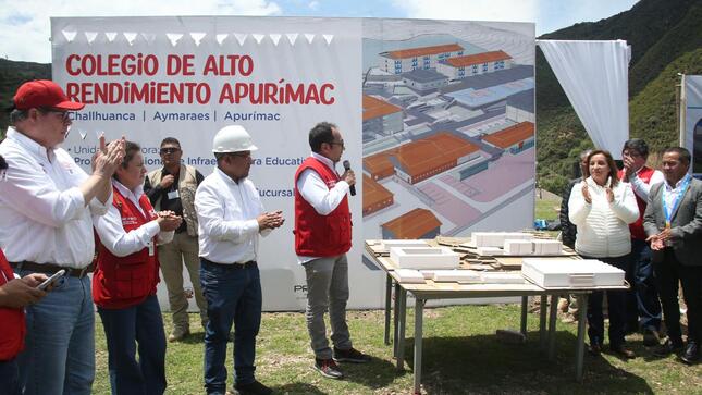 Jefa del Estado, Dina Boluarte, presidió el acto de entrega del terreno en presencia del ministro Morgan Quero y otras autoridades