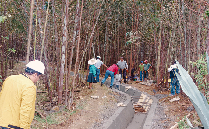 Supervisión del avance en la construcción del canal de riego - Callash