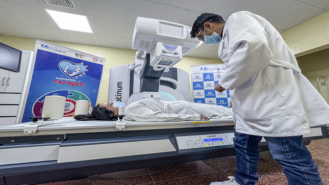 EsSalud renueva con moderno equipamiento hospitales en siete regiones del país con una inversión de 21 millones de soles