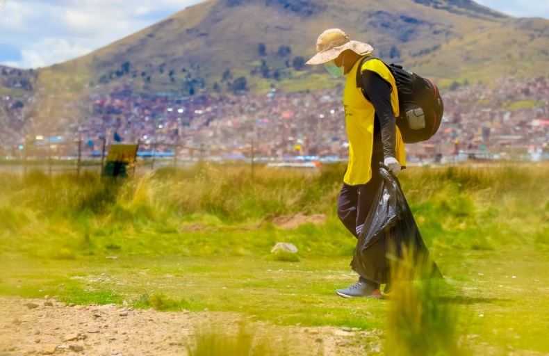 IV gran jornada de limpieza de la bahía interior de Puno