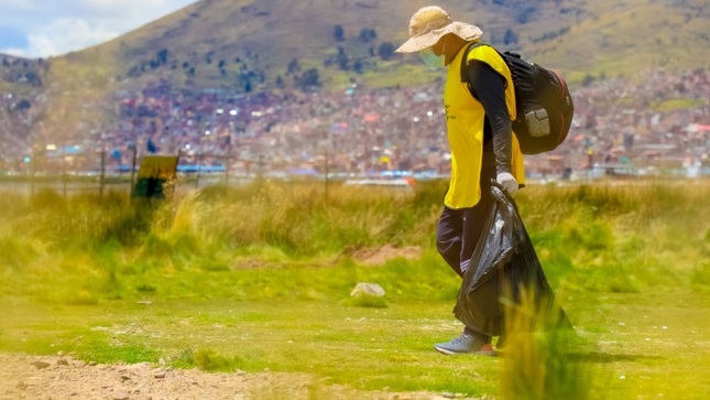 IV gran jornada de limpieza de la bahía interior de Puno