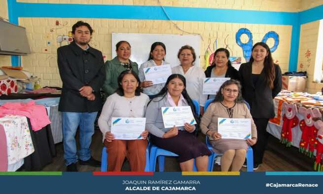 La Municipalidad Provincial de Cajamarca, a través de la Coordinación de Renace Mujer y Familia, llevó a cabo la clausura del taller de “Corte y Confección” en la Casa de la Mujer, donde se entregaron certificados a las alumnas que completaron exitosamente el curso de 12 meses.
Las participantes expresaron su agradecimiento al Alcalde Joaquín Ramírez y al equipo de Renace Mujer y Familia por las oportunidades brindadas, destacando que las habilidades adquiridas les permitirán mejorar la economía de sus hogares y fomentar su desarrollo personal y profesional, reafirmando el compromiso de la Municipalidad con el empoderamiento de las mujeres.