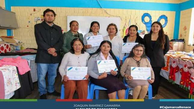 La Municipalidad Provincial de Cajamarca, a través de la Coordinación de Renace Mujer y Familia, llevó a cabo la clausura del taller de “Corte y Confección” en la Casa de la Mujer, donde se entregaron certificados a las alumnas que completaron exitosamente el curso de 12 meses.
Las participantes expresaron su agradecimiento al Alcalde Joaquín Ramírez y al equipo de Renace Mujer y Familia por las oportunidades brindadas, destacando que las habilidades adquiridas les permitirán mejorar la economía de sus hogares y fomentar su desarrollo personal y profesional, reafirmando el compromiso de la Municipalidad con el empoderamiento de las mujeres.