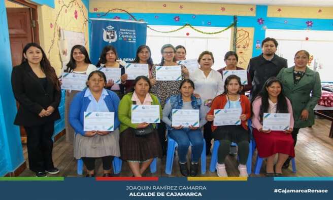 La Municipalidad Provincial de Cajamarca, a trav茅s del programa Renace Mujer y Familia, llev贸 a cabo la clausura del Taller de Manualidades, que benefici贸 a numerosas mujeres cajamarquinas de bajos recursos econ贸micos.
Durante la ceremonia, se entregaron certificados a las participantes que completaron exitosamente los 12 meses de formaci贸n. Este tipo de iniciativas demuestra el compromiso de nuestra municipalidad en apoyar a las personas m谩s necesitadas, brind谩ndoles las herramientas necesarias para que puedan contribuir de manera significativa a sus hogares con los conocimientos adquiridos.