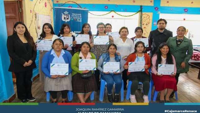 La Municipalidad Provincial de Cajamarca, a través del programa Renace Mujer y Familia, llevó a cabo la clausura del Taller de Manualidades, que benefició a numerosas mujeres cajamarquinas de bajos recursos económicos.
Durante la ceremonia, se entregaron certificados a las participantes que completaron exitosamente los 12 meses de formación. Este tipo de iniciativas demuestra el compromiso de nuestra municipalidad en apoyar a las personas más necesitadas, brindándoles las herramientas necesarias para que puedan contribuir de manera significativa a sus hogares con los conocimientos adquiridos.