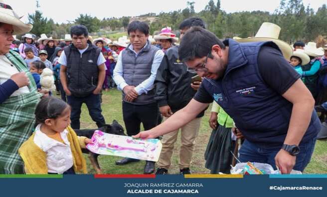 Por disposición del alcalde provincial de Cajamarca, Joaquín Ramírez, las diversas gerencias de nuestra municipalidad continúan realizando visitas a los distritos y centros poblados de la provincia, llevando regalos y momentos de alegría a los niños y niñas.
En esta ocasión, visitamos el centro poblado de Chamis, en compañía de la Gerencia de Transporte y su equipo, donde se distribuyeron alrededor de 500 juguetes, además de compartir una celebración navideña con los pequeños y sus familias.
Estas acciones son parte del compromiso de la municipalidad para acercar la magia de la Navidad a cada rincón de Cajamarca, reafirmando nuestro compromiso con el bienestar y la felicidad de todos nuestros niños.