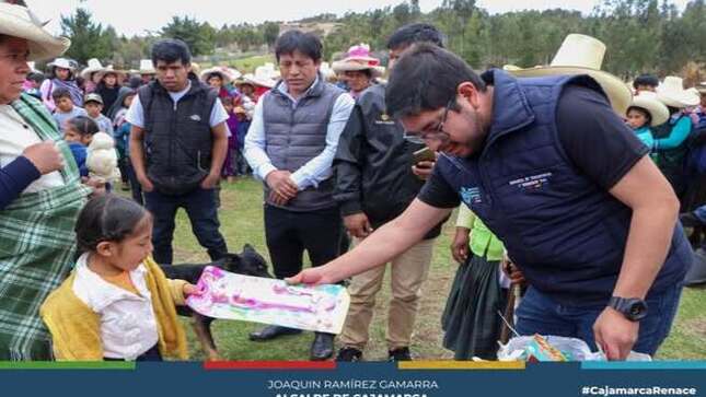 Por disposición del alcalde provincial de Cajamarca, Joaquín Ramírez, las diversas gerencias de nuestra municipalidad continúan realizando visitas a los distritos y centros poblados de la provincia, llevando regalos y momentos de alegría a los niños y niñas.
En esta ocasión, visitamos el centro poblado de Chamis, en compañía de la Gerencia de Transporte y su equipo, donde se distribuyeron alrededor de 500 juguetes, además de compartir una celebración navideña con los pequeños y sus familias.
Estas acciones son parte del compromiso de la municipalidad para acercar la magia de la Navidad a cada rincón de Cajamarca, reafirmando nuestro compromiso con el bienestar y la felicidad de todos nuestros niños.