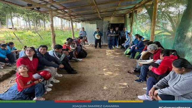 Desde la municipalidad provincial a través del Centro Integral de Atención al Adulto Mayor (CIAM) se realizó un compartir navideño con los adultos mayores del "Vivero Municipal" entre cánticos, juegos, sonrisas e historias que nuestros adultos mayores celebramos la fiesta de la navidad.
Desde el CIAM, nos sentimos comprometidos de seguir trabajando y llevarles una sonrisa a nuestros adultos mayores.
¡𝗖𝗼𝗻 𝗝𝗼𝗮𝗾𝘂𝗶𝗻 𝗥𝗮𝗺í𝗿𝗲𝘇, 𝗖𝗮𝗷𝗮𝗺𝗮𝗿𝗰𝗮 𝗥𝗲𝗻𝗮𝗰𝗲! 💪 