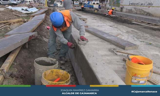 Se viene realizando los trabajos de encofrado del canal que fue demolido y ahora se reconstruido, así como los acabados de los sardineles de las jardineras que servirán para las áreas verdes.
También se viene instalando el cableado para las 50 luminarias arquitectónicas que adornaran estas jardineras de la Prolongación Tayabamba, por su parte, los vecinos agradecen al Sr. alcalde Joaquin Ramírez Gamarra por mejora esta vía muy deteriorada y que en los próximos días seria concluida y entregada a toda la colectividad Cajamarquina.
¡𝗖𝗼𝗻 𝗝𝗼𝗮𝗾𝘂𝗶𝗻 𝗥𝗮𝗺í𝗿𝗲𝘇, 𝗖𝗮𝗷𝗮𝗺𝗮𝗿𝗰𝗮 𝗥𝗲𝗻𝗮𝗰𝗲! 💪