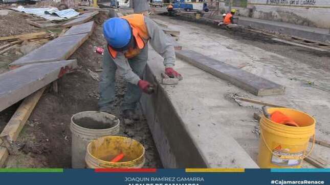Se viene realizando los trabajos de encofrado del canal que fue demolido y ahora se reconstruido, así como los acabados de los sardineles de las jardineras que servirán para las áreas verdes. 
También se viene instalando el cableado para las 50 luminarias arquitectónicas que adornaran estas jardineras de la Prolongación Tayabamba, por su parte, los vecinos agradecen al Sr. alcalde Joaquin Ramírez Gamarra por mejora esta vía muy deteriorada y que en los próximos días seria concluida y entregada a toda la colectividad Cajamarquina. 
¡𝗖𝗼𝗻 𝗝𝗼𝗮𝗾𝘂𝗶𝗻 𝗥𝗮𝗺í𝗿𝗲𝘇, 𝗖𝗮𝗷𝗮𝗺𝗮𝗿𝗰𝗮 𝗥𝗲𝗻𝗮𝗰𝗲! 💪 