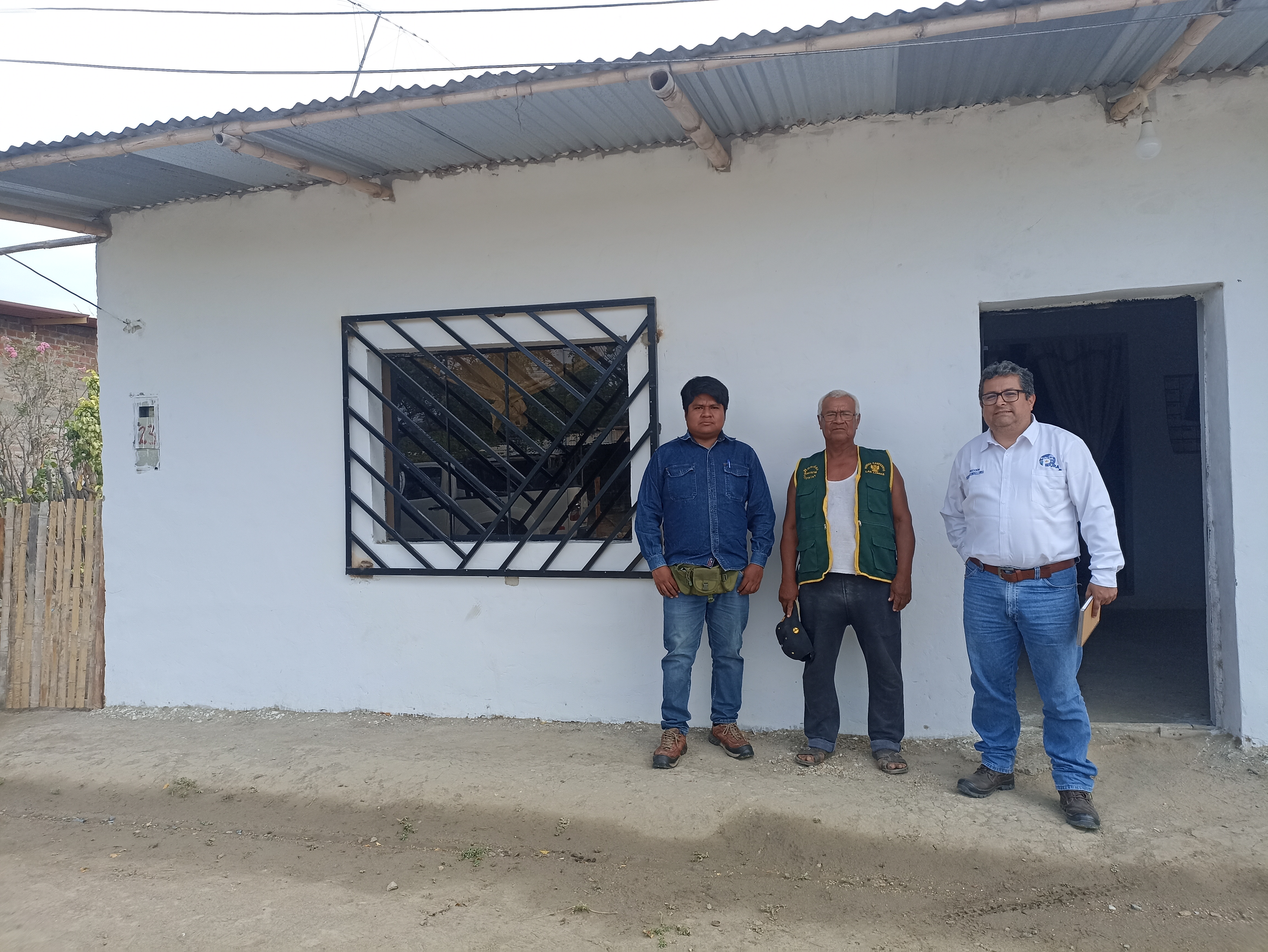 Especialistas DREM PIURA consultando en viviendas sobre su suministro eléctrico