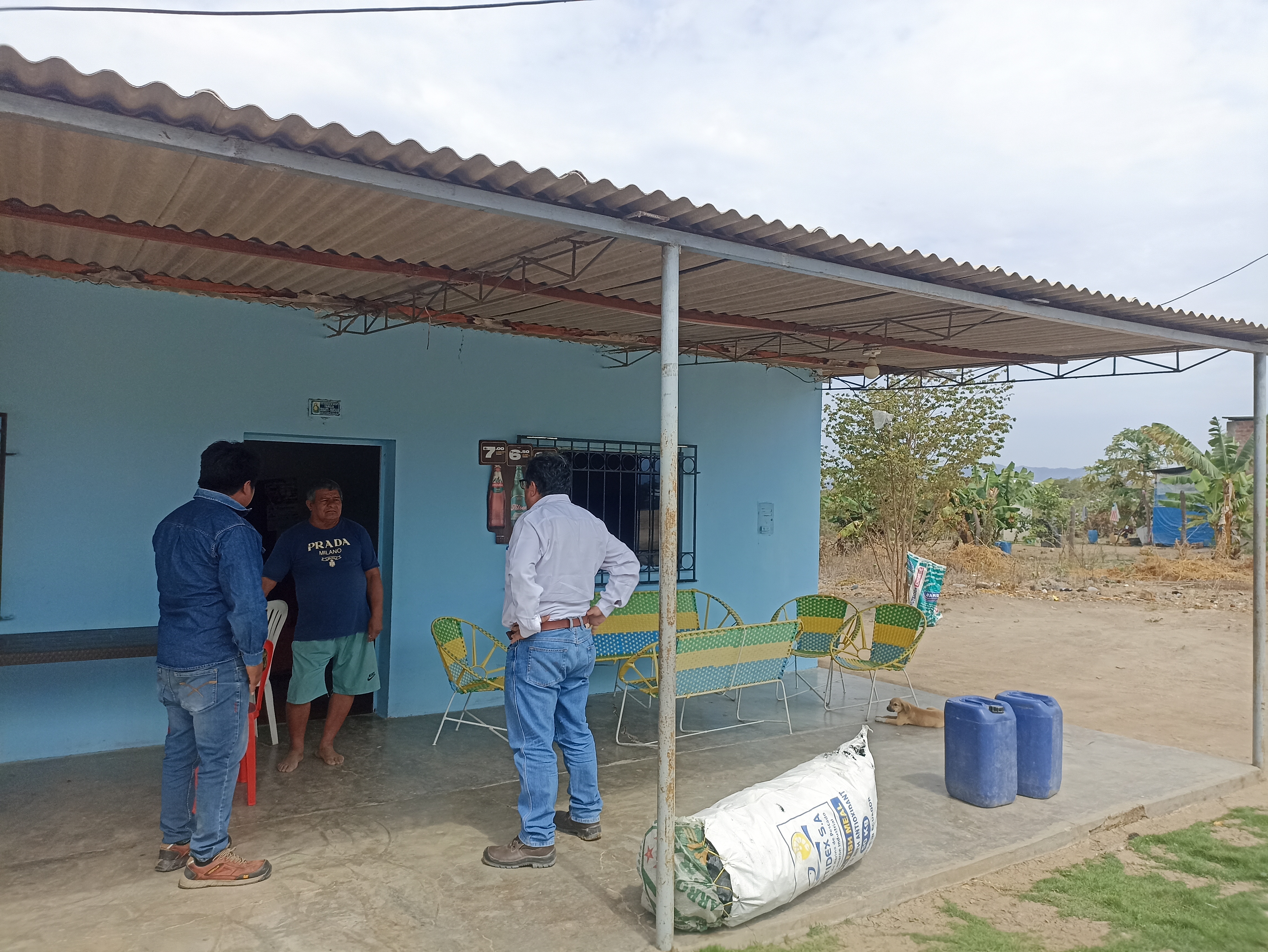 Especialistas DREM PIURA consultando en viviendas sobre su suministro eléctrico