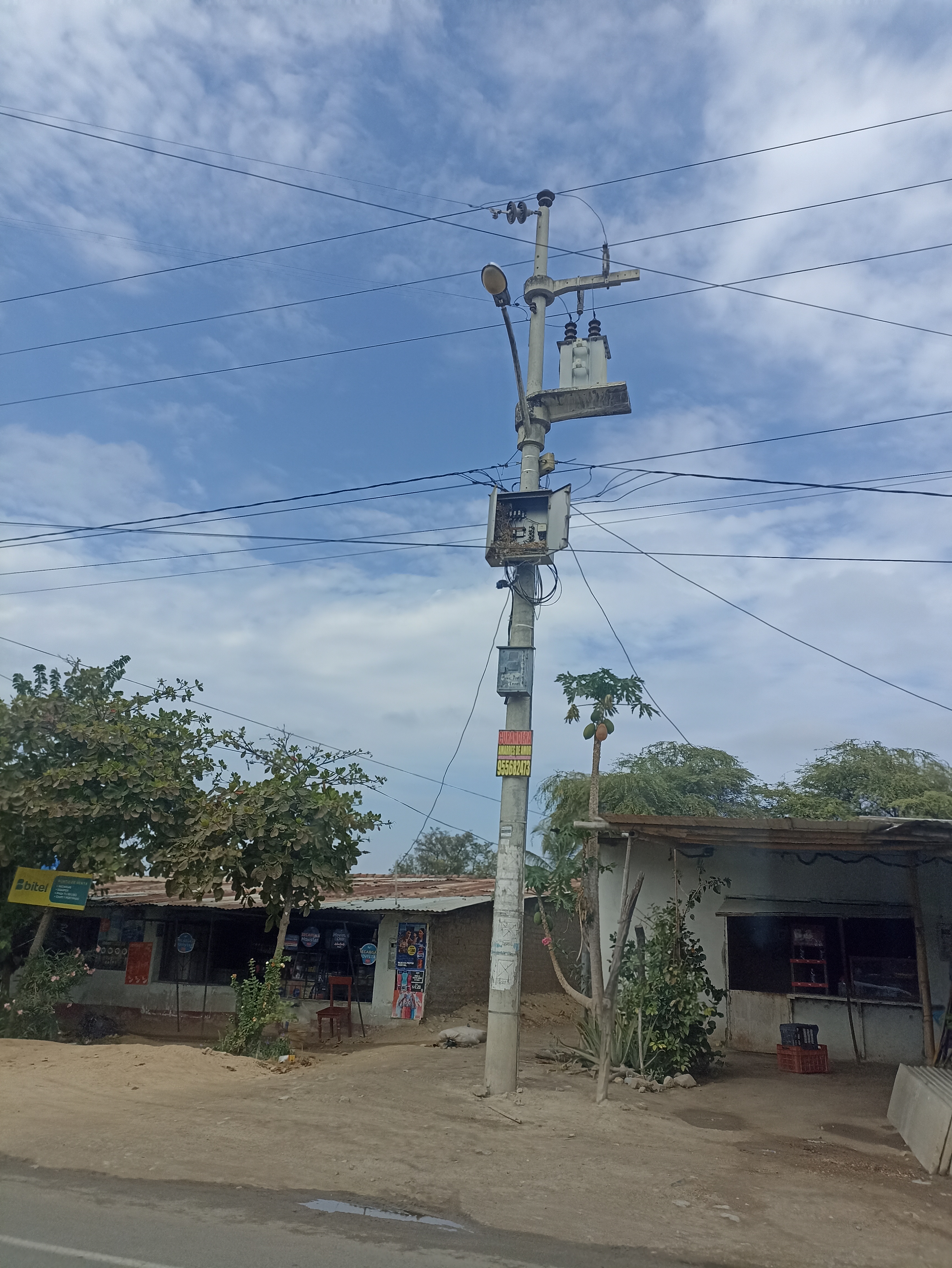 Especialistas DREM PIURA registrando los suministros electricos