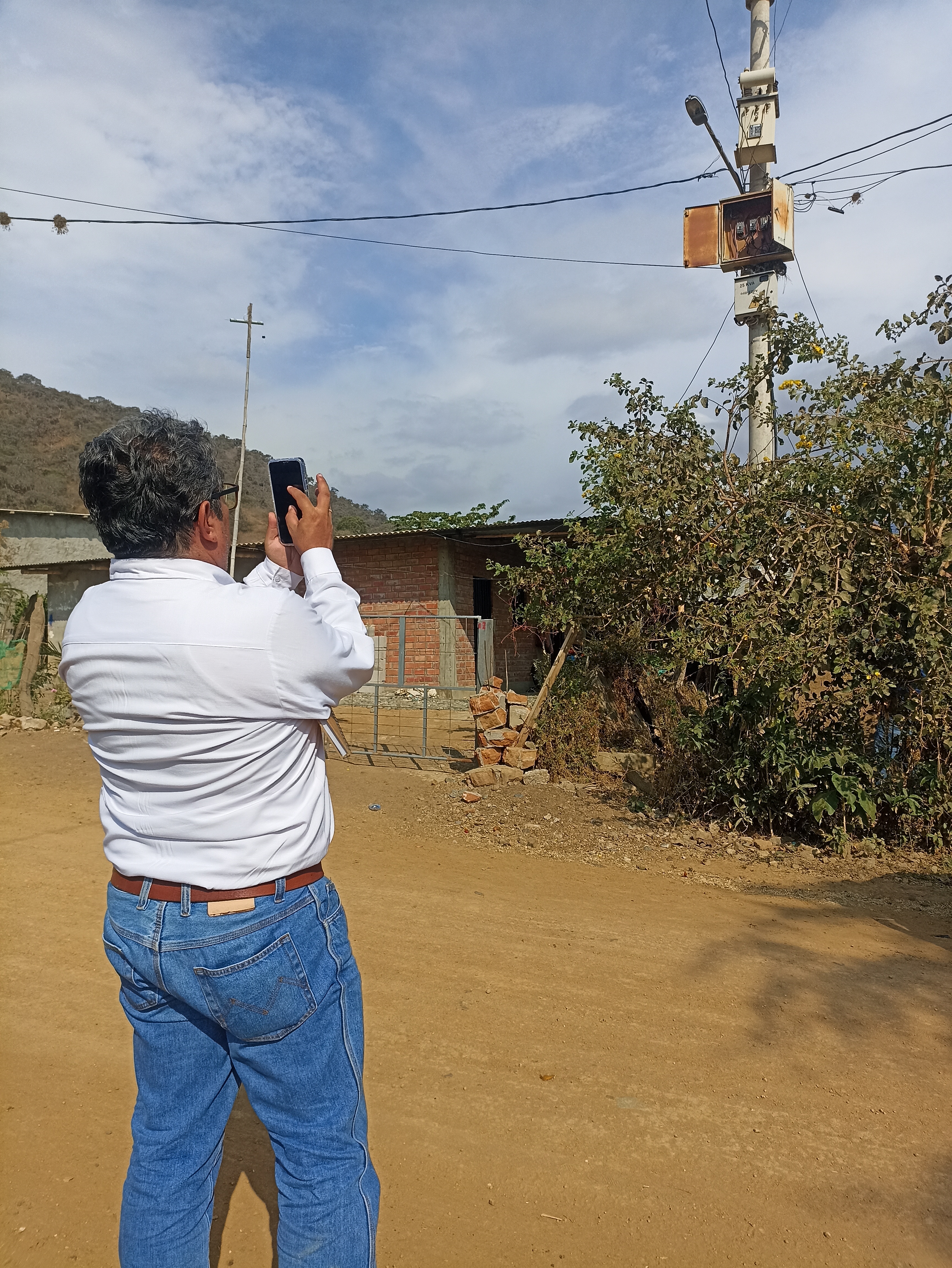 Especialistas DREM PIURA registrando los suministros electricos