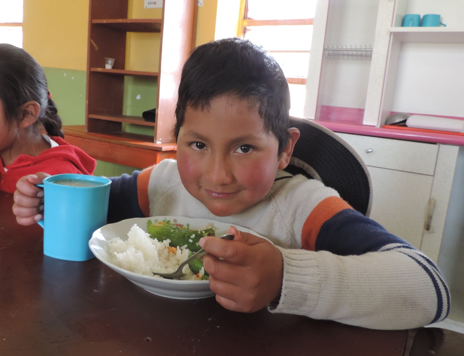 El Programa Nacional de Alimentación Escolar Comunitaria Wasi Mikuna publicó las bases integradas del Proceso de Compras Electrónico 2025, modalidad productos, procedimiento ordinario, aprobadas mediante Resolución de Dirección Ejecutiva n. ° 755-2024-MIDIS/PNAEQW-DE.
Las bases integradas señalan que pueden ser postores únicamente las personas naturales o jurídicas inscritas en el Registro de Participantes del Proceso de Compras que individualmente o conformando un consorcio se dediquen a actividades económicas como la producción y/o elaboración y/o almacenamiento y/o distribución y/o comercialización y/o venta, relacionado a alimentos para el consumo humano.
Las personas naturales o jurídicas pueden postular de manera individual o en consorcio. En caso de consorcio, cada integrante debe dedicarse por lo menos a una de las actividades económicas anteriormente señaladas. Este registro se puede complementar con otras herramientas de gestión como la homologación de participantes, entre otros.
Para la evaluación de las propuestas técnicas, aquellos postores que se comprometan a brindar sesiones de acompañamiento para la preparación de alimentos en los mismos planteles educativos se les brindará un puntaje adicional (hasta 10 puntos). Ello, con el fin de optimizar el gusto y/o consumo de la población usuaria. También se brindará puntaje adicional por la promesa de entrega de alimentos de origen de la agricultura familiar del Perú por cada ítem para todos los planteles educativos en los cuales haya sido programado dicho alimento.
Para tal fin, el postor debe contar con el certificado de licenciamiento de la marca “Agricultura familiar del Perú”, otorgado por el MIDAGRI al productor, vigente a la fecha de comercialización. Además, debe tener autorización sanitaria de establecimiento dedicado al procesamiento primario de alimentos agropecuarios y piensos o certificado de buenas prácticas de producción y procesamiento primario de la agricultura familiar, otorgado por el SENASA, entre otros requisitos.
Cabe señalar que el comité de compra solo evalúa la propuesta económica de los postores cuyas propuestas técnicas alcanzaron o superaron el puntaje mínimo requerido de 60 puntos.
De acuerdo al cronograma del Proceso de Compras, el 10 de diciembre se absolvió consultas y/u observaciones. Se recibieron un total de 625 consultas y/u observaciones, 99 se acogieron y motivaron que el contenido de las Bases Estandarizadas, modalidad productos sean aclaradas, precisadas y/o adecuadas. En tanto, el 17 y 18 de diciembre los postores deberán presentar sus propuestas técnicas y económicas; mientras que el 19, 20, 23 y 26 de diciembre se efectuará la evaluación técnica de los establecimientos. El 27 de diciembre será la evaluación y calificación de las propuestas técnicas y económicas, adjudicación y notificación de postores.
