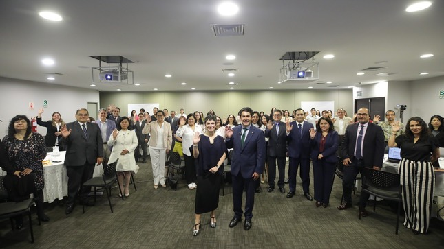 El titular del Ministerio de Desarrollo e Inclusión Social (Midis), Julio Demartini, lideró la realización del taller técnico Diálogo multisectorial y multiactor para la implementación del  Programa de Alimentación Escolar Comunitaria Wasi Mikuna, con la asistencia técnica de la Organización de la Naciones Unidas para la Alimentación y la Agricultura (FAO) y la Red de Alimentación Sostenible (RAES) que integra el Perú.

La actividad contó con la participación del Programa Mundial de Alimentos (WFP) y del Fondo de las Naciones Unidas para la infancia (Unicef), así como representantes de países miembros de la Red de Alimentación Sostenible (RAES), así como de los padres de familia y de los ministerios que integrarán el consejo directivo de Wasi Mikuna, como son los ministerios de Salud, Educación, Producción y Desarrollo Agrario y Riego.

“La articulación con los ministerios, aliados y padres de familia es importante para contribuir en el objetivo de Wasi Mikuna, que es la preparación y consumo de alimentos nutritivos a escolares con una mirada intercultural y respeto de sus costumbres. De esta manera el Estado garantiza los derechos básicos para que los niños y niñas puedan ser los protagonistas del desarrollo económico y social del país”, afirmó el ministro Demartini Montes.

En el evento estuvieron presentes las representantes de la FAO en el Perú y de la RAES, Mariana Escobar y Daniela Godoy, del WFP Lena Arias y Javier Álvarez de Unicef; entre otras autoridades y especialistas nacionales e internacionales de Brasil, Colombia, Costa Rica y Chile, quienes expusieron las experiencias de sus países en programas de alimentación escolar.

En sus intervenciones detallaron aspectos sobre los mecanismos de transferencias monetarias y compras locales en los programas de alimentación escolar. También compartieron sus experiencias los representantes de los padres de familia y del Colegio de Nutricionistas.

Intercambio de experiencia

Este intercambio de experiencias busca que el consejo directivo de Wasi Mikuna, conformado por representantes del Midis, los ministerios de Educación, Salud, Desarrollo Agrario y Riego, de la Producción, y de los padres de familia, cuente con más y mayores herramientas de gestión que le permita plantear estrategias eficaces de implementación del nuevo programa que tiene a su cargo la atención de más de 4.1 millones de niñas, niñas y adolescentes de más de 65 mil instituciones educativas públicas en todo el territorio nacional.