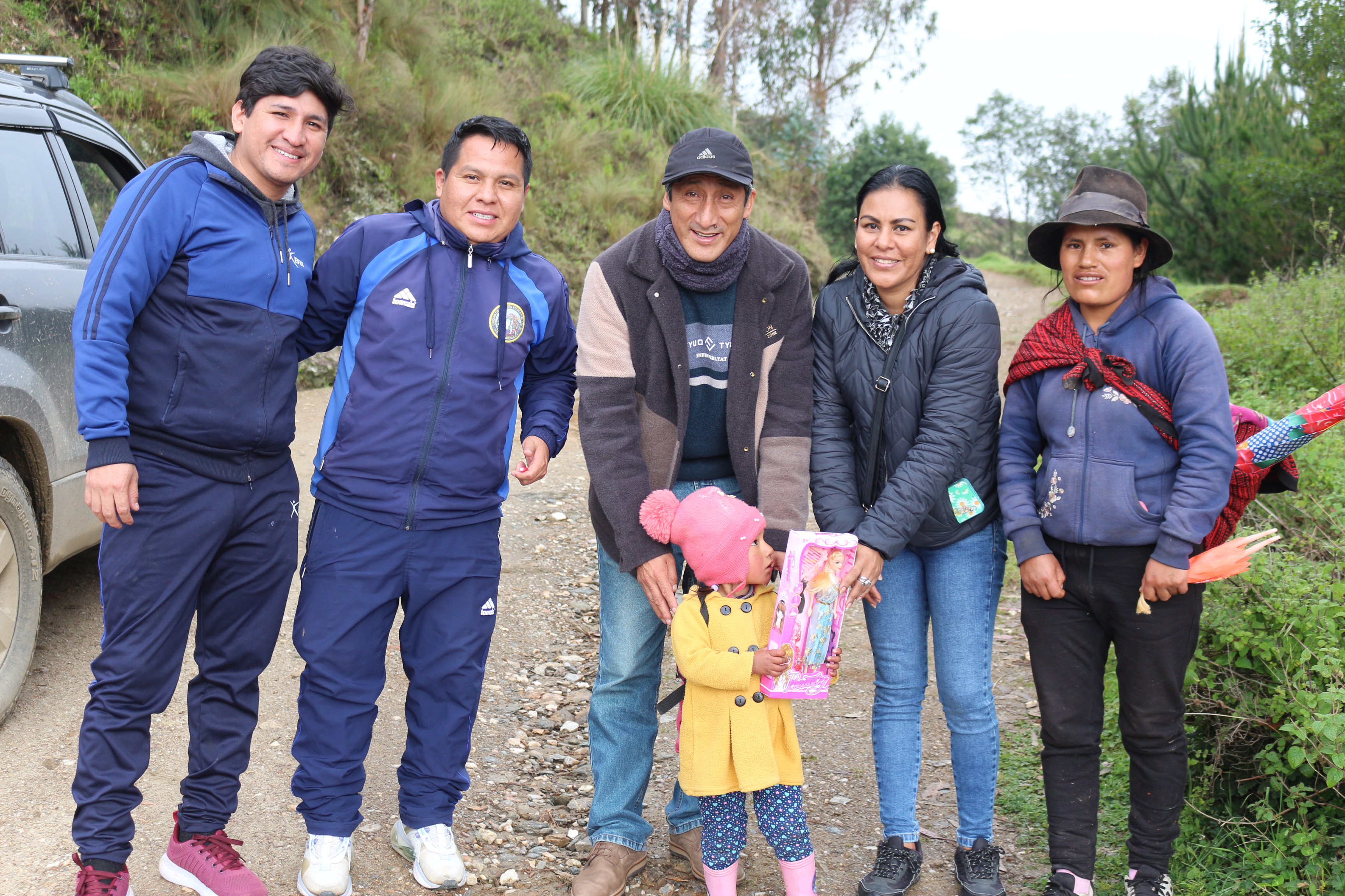 En el marco de las festividades navideñas, la UGEL Yarowilca reafirma su compromiso social y comunitario con una noble iniciativa liderada por el Director Dr. Kelvin Augusto Álvarez Matos, en conjunto con los jefes de áreas y el personal administrativo.

Con el objetivo de llegar a las comunidades más distantes de nuestra provincia, se organizó una jornada de solidaridad en la que se compartieron panetones y juguetes con los niños y niñas de estas localidades. Este gesto no solo simboliza el espíritu navideño, sino también el esfuerzo conjunto para llevar alegría y esperanza a quienes más lo necesitan.

La UGEL Yarowilca agradece a todos los involucrados por su compromiso y dedicación, demostrando que el trabajo en equipo puede marcar una diferencia significativa en nuestra comunidad.