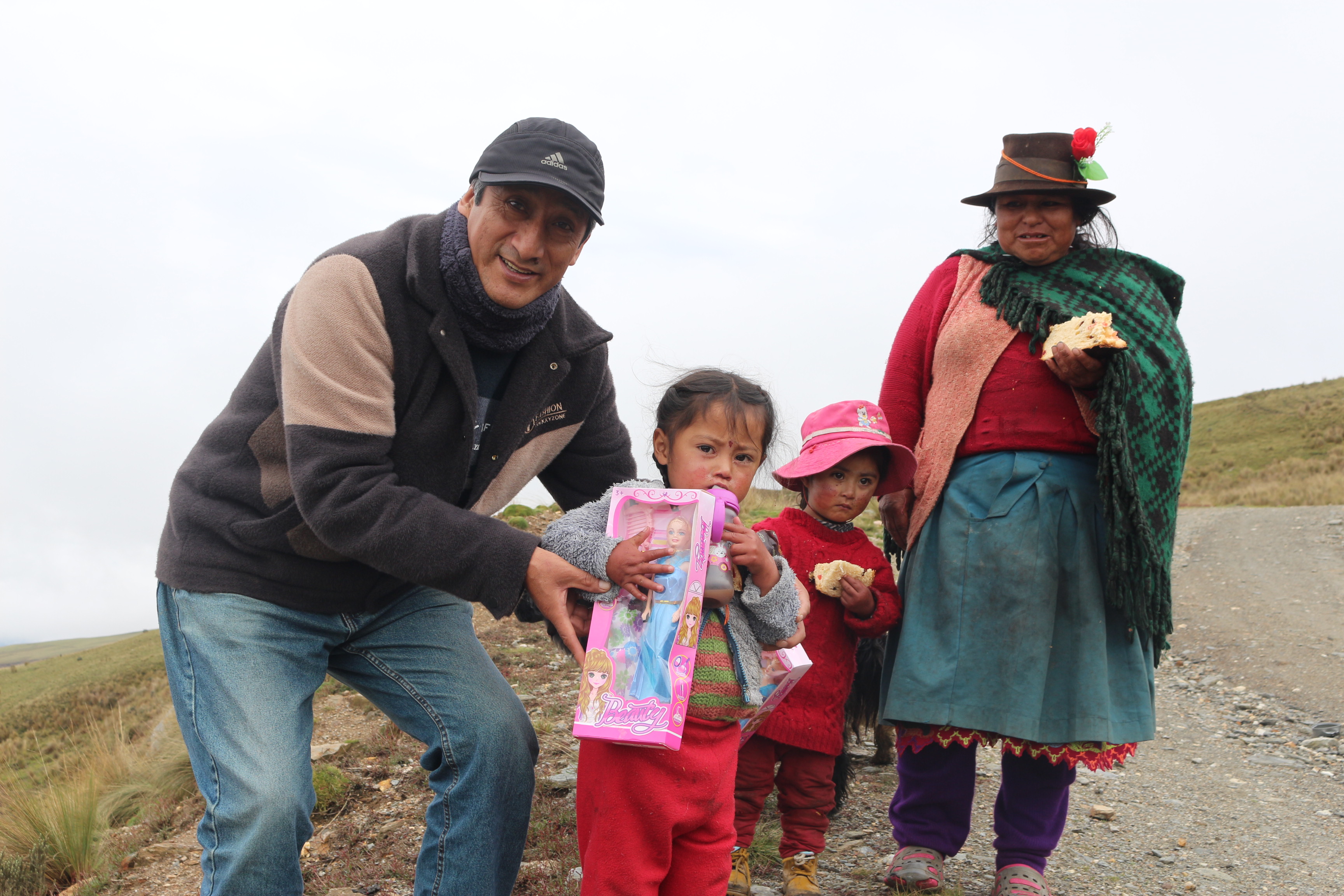 En el marco de las festividades navideñas, la UGEL Yarowilca reafirma su compromiso social y comunitario con una noble iniciativa liderada por el Director Dr. Kelvin Augusto Álvarez Matos, en conjunto con los jefes de áreas y el personal administrativo.

Con el objetivo de llegar a las comunidades más distantes de nuestra provincia, se organizó una jornada de solidaridad en la que se compartieron panetones y juguetes con los niños y niñas de estas localidades. Este gesto no solo simboliza el espíritu navideño, sino también el esfuerzo conjunto para llevar alegría y esperanza a quienes más lo necesitan.

La UGEL Yarowilca agradece a todos los involucrados por su compromiso y dedicación, demostrando que el trabajo en equipo puede marcar una diferencia significativa en nuestra comunidad.