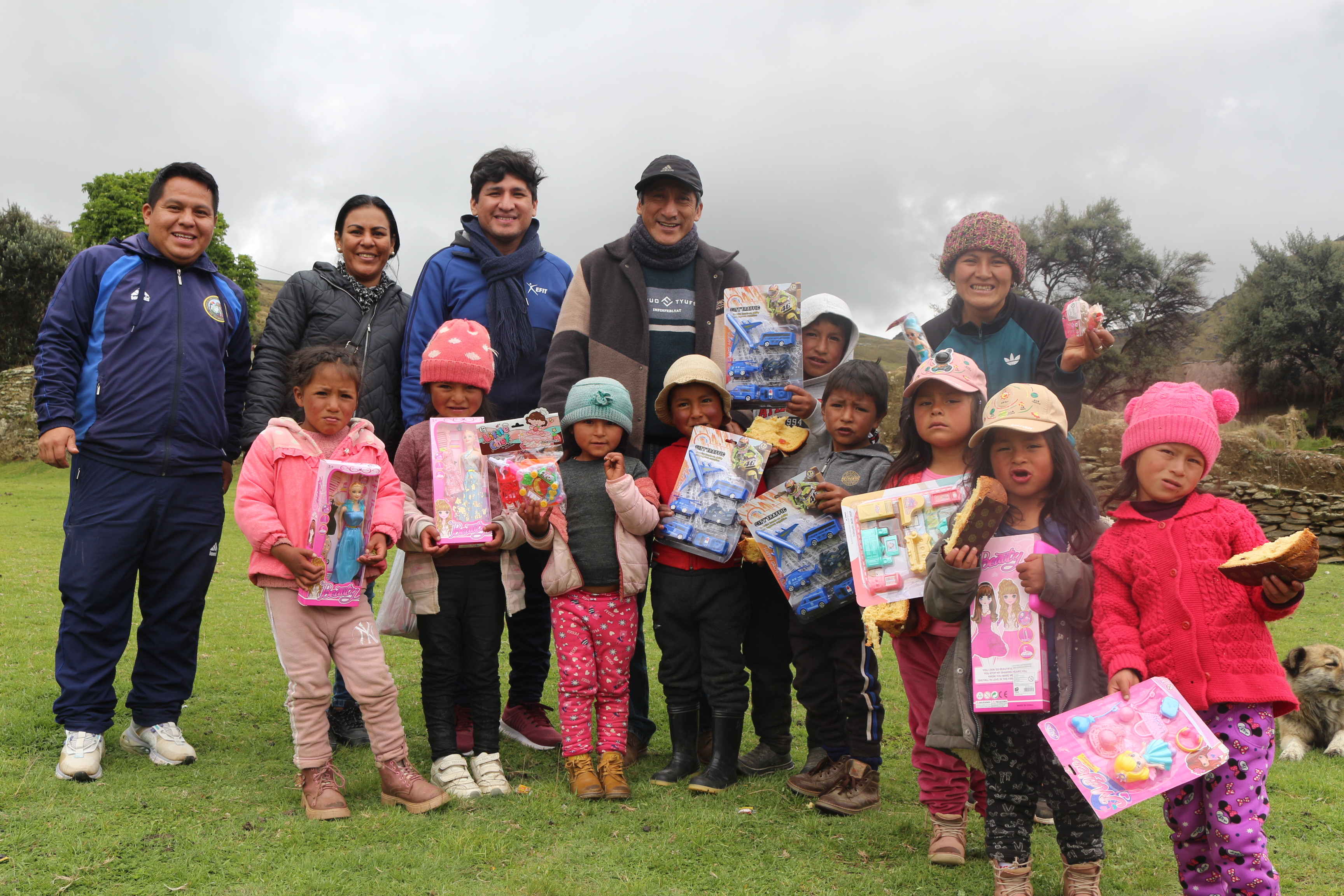 En el marco de las festividades navideñas, la UGEL Yarowilca reafirma su compromiso social y comunitario con una noble iniciativa liderada por el Director Dr. Kelvin Augusto Álvarez Matos, en conjunto con los jefes de áreas y el personal administrativo.

Con el objetivo de llegar a las comunidades más distantes de nuestra provincia, se organizó una jornada de solidaridad en la que se compartieron panetones y juguetes con los niños y niñas de estas localidades. Este gesto no solo simboliza el espíritu navideño, sino también el esfuerzo conjunto para llevar alegría y esperanza a quienes más lo necesitan.

La UGEL Yarowilca agradece a todos los involucrados por su compromiso y dedicación, demostrando que el trabajo en equipo puede marcar una diferencia significativa en nuestra comunidad.