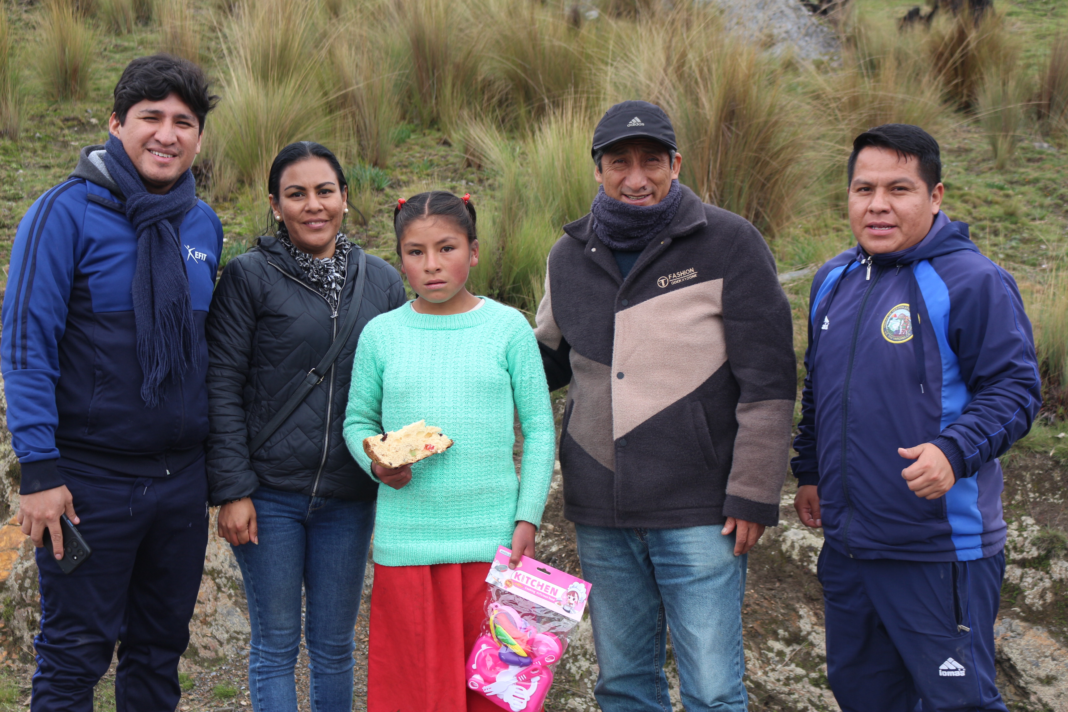 En el marco de las festividades navideñas, la UGEL Yarowilca reafirma su compromiso social y comunitario con una noble iniciativa liderada por el Director Dr. Kelvin Augusto Álvarez Matos, en conjunto con los jefes de áreas y el personal administrativo.

Con el objetivo de llegar a las comunidades más distantes de nuestra provincia, se organizó una jornada de solidaridad en la que se compartieron panetones y juguetes con los niños y niñas de estas localidades. Este gesto no solo simboliza el espíritu navideño, sino también el esfuerzo conjunto para llevar alegría y esperanza a quienes más lo necesitan.

La UGEL Yarowilca agradece a todos los involucrados por su compromiso y dedicación, demostrando que el trabajo en equipo puede marcar una diferencia significativa en nuestra comunidad.