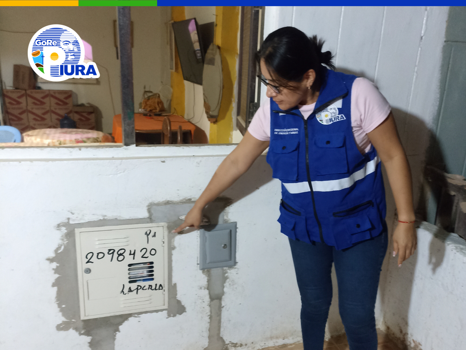ING GABY JULCA ANALIZANDO EL MEDIDOR DE GAS INSTALADO EN UNA VIVIENDA DE LA TORTUGA