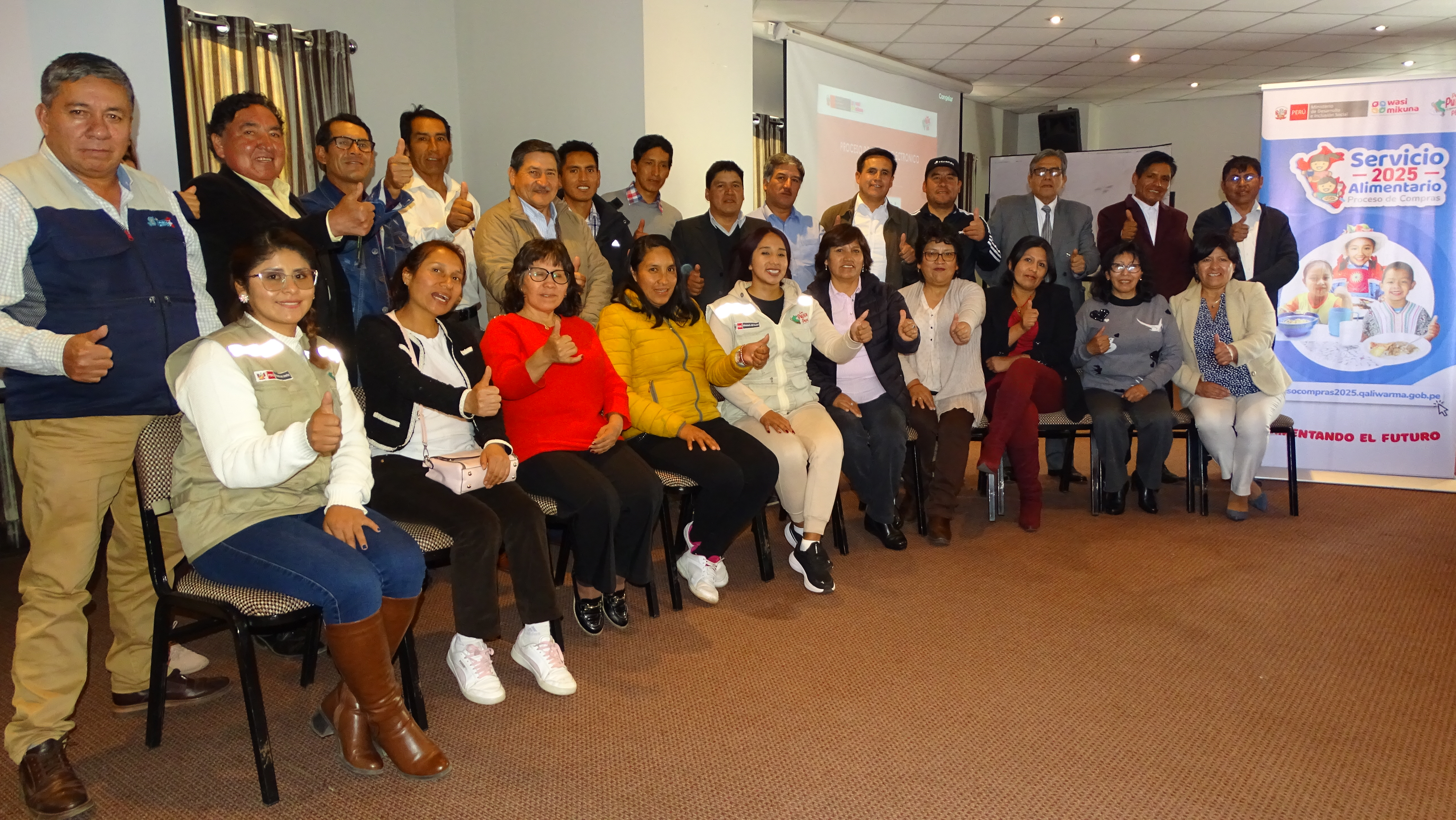 Integrantes de Comités de Compras saludan a la cámara. 