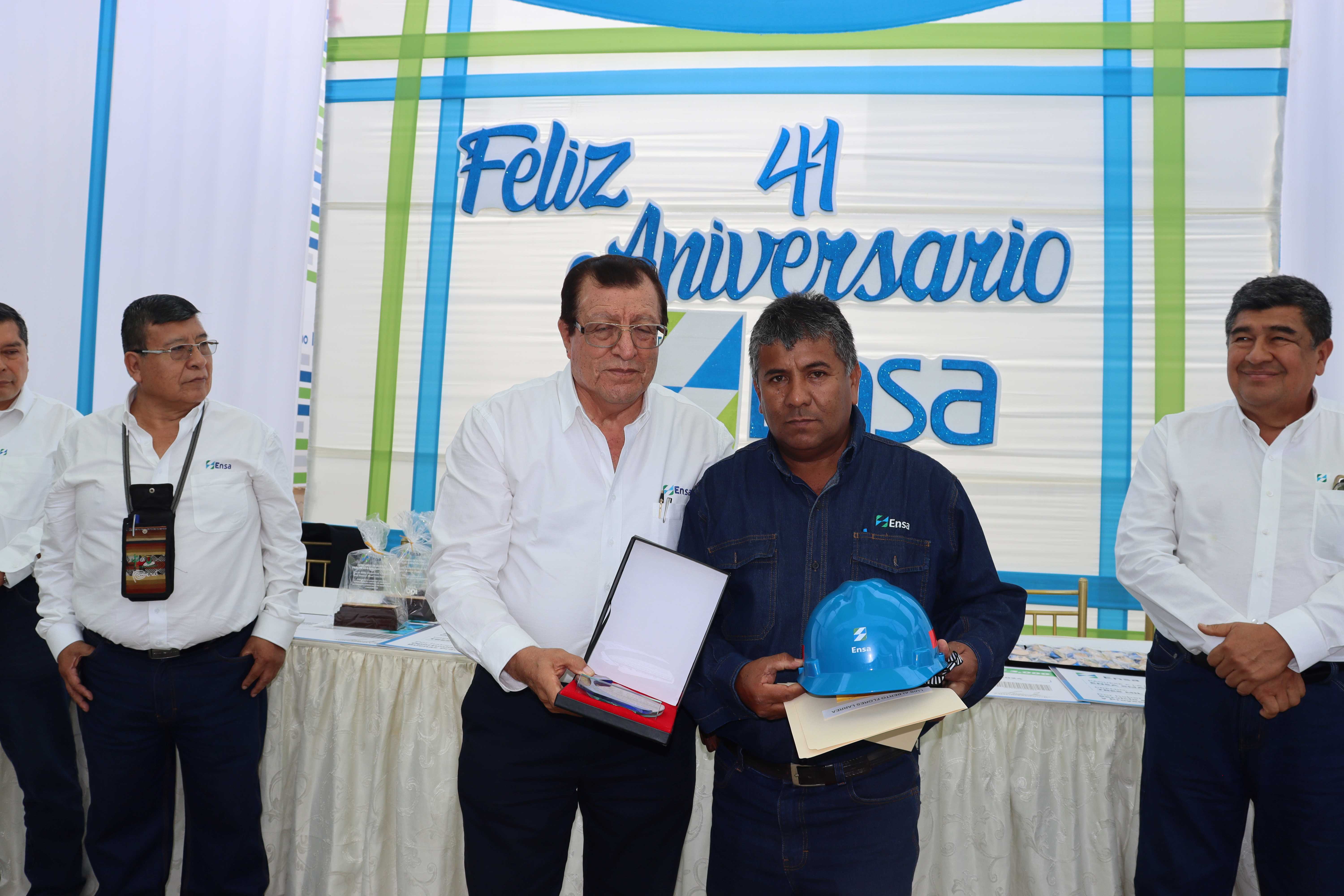 El presidente del Directorio del Grupo Distriluz, ingeniero José Bobadilla entrega premio al trabajador seguro de Ensa 