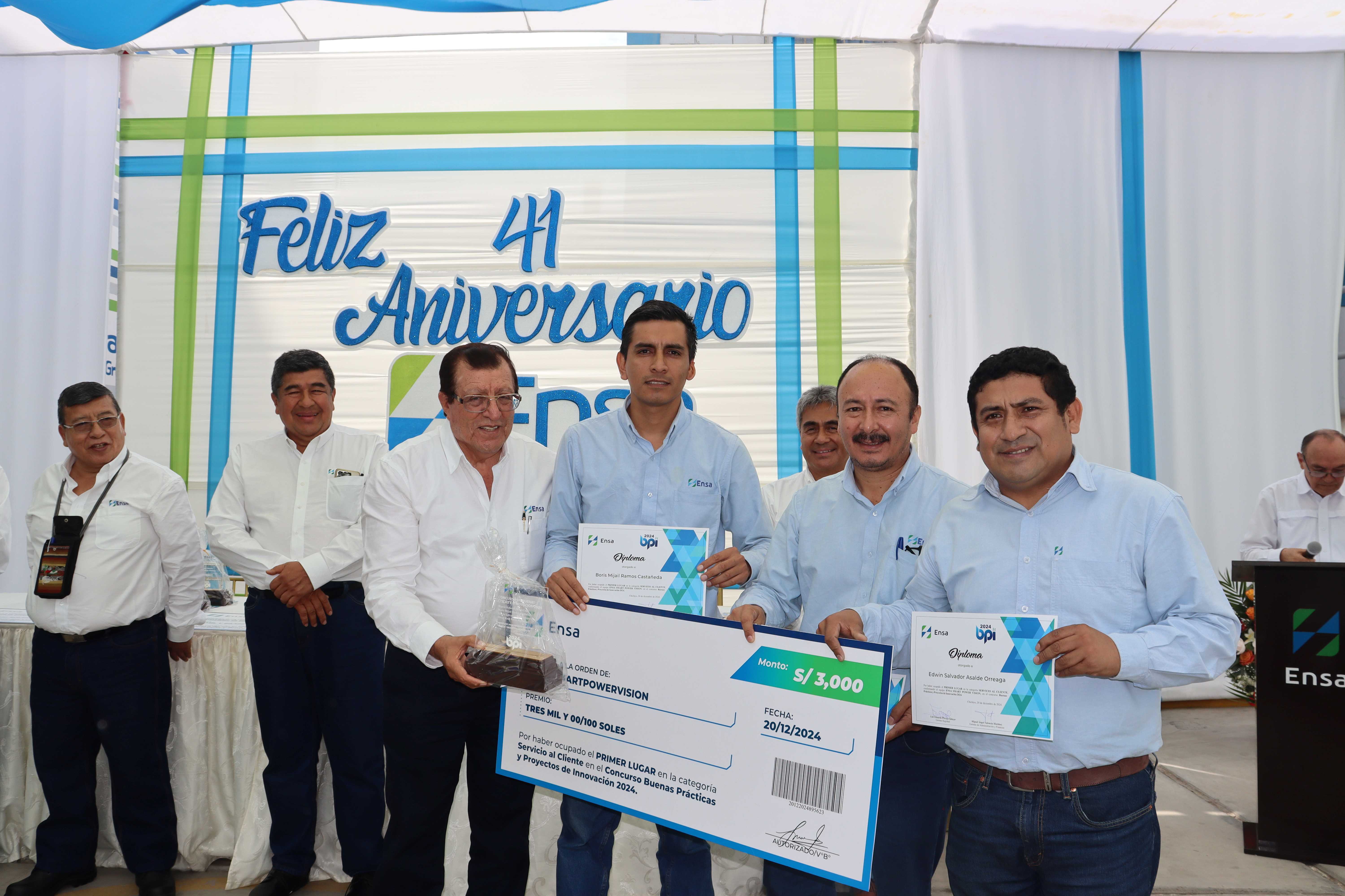 El presidente del Directorio del Grupo Distriluz, ingeniero José Bobadilla entrega premio a los trabajadores ganadores del concurso de 'Buenas Prácticas' de Ensa 