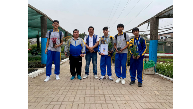 Durante el recorrido, los estudiantes tuvieron la oportunidad de conocer la amplia variedad de plantas cultivadas en el vivero y aprender sobre los distintos procesos involucrados en el cuidado de las plantas, desde el abonado hasta la plantación. La visita fue guiada por un ingeniero ambiental de la Gerencia de Desarrollo Ambiental, quien compartió sus conocimientos para enriquecer la experiencia educativa.
La Municipalidad de El Agustino reafirma su compromiso con la educación y el desarrollo integral de los jóvenes, apoyando iniciativas que promuevan su crecimiento personal y cívico.