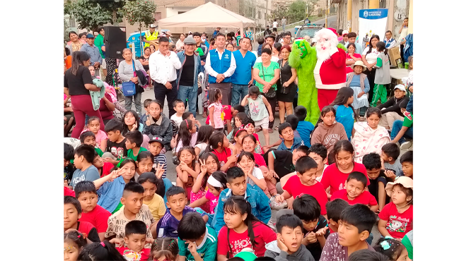 La celebración estuvo marcada por un animado show infantil, que arrancó risas y momentos de diversión, llevando el espíritu navideño a cada rincón.  Asimismo Muni en tu Barrio brindó servicios gratuitos destacando, juegos inflables, caritas pintadas, dibujo y pintura, servicio odontológico y para nuestras mascotas desparasitación. Durante el evento, nuestro burgomaestre expresó su gratitud hacia los dirigentes por su colaboración y compartió un emotivo mensaje de unión y paz para todas las familias.💚💚💚
¡Una jornada que refuerza el compromiso de llevar felicidad y esperanza a nuestra comunidad!