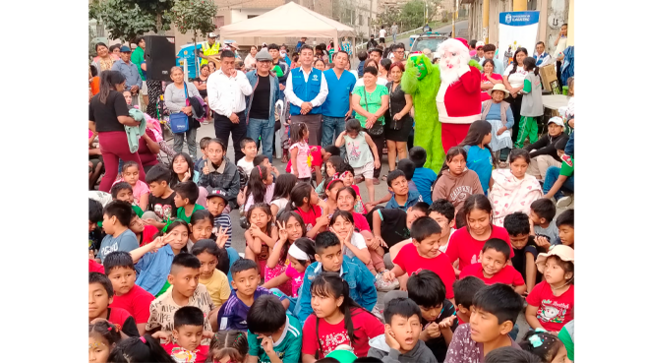 La celebración estuvo marcada por un animado show infantil, que arrancó risas y momentos de diversión, llevando el espíritu navideño a cada rincón.  Asimismo Muni en tu Barrio brindó servicios gratuitos destacando, juegos inflables, caritas pintadas, dibujo y pintura, servicio odontológico y para nuestras mascotas desparasitación. Durante el evento, nuestro burgomaestre expresó su gratitud hacia los dirigentes por su colaboración y compartió un emotivo mensaje de unión y paz para todas las familias.💚💚💚
¡Una jornada que refuerza el compromiso de llevar felicidad y esperanza a nuestra comunidad!
