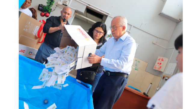 ¡𝐅𝐞𝐥𝐢𝐜𝐢𝐭𝐚𝐦𝐨𝐬 𝐚 𝐧𝐮𝐞𝐬𝐭𝐫𝐨𝐬 𝐠𝐚𝐧𝐚𝐝𝐨𝐫𝐞𝐬!
Álvarez Santos Juan David: Microondas RMM-70H20
Santivañez Vda. de Torres, Rosa: Microondas RMM-70H20
Belito Mancha Jaime: Microondas MIRAY HMM-29G
Chávez Cárdenas Hermes Ponciano: TV 50 pulgadas JVC 4K UHD
Dávila Pérez Segundo Abraham: TV 50 pulgadas MIRAY 4K UHD
Chuquimuni Macavilca Justa Leocadia: Refrigeradora Hisense RD416H 300LT
Además, se realizó un sorteo de canastas entre los vecinos presentes para que nadie se fuera con las manos vacías, brindando la oportunidad de ganar premios adicionales.