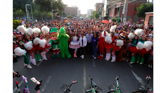 Provenientes de diversas zonas de nuestro distrito nuestros niños fueron llegando en compañía de familiares y amigos, para deleitarse con los diversos juegos instalados, asimismo bailaron y cantaron con un divertido show infantil donde se sortearon varias bicicletas. 
Nuestro alcalde, Richard Soria, encabezó esta gran actividad al lado de la congresista Kira Alcarraz, dedicando un especial saludo a las familias agustinianas. Asimismo, contamos con la grata participación de la presidenta del Comité de Damas Jenny Casildo, quien apoyo la actividad.  ❤️🤝
Además, cada niño no se fue a casa sin recibir un juguete y el tradicional chocolate con panetón.🧸
