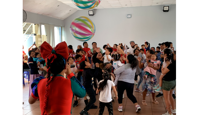 Nuestro alcalde Richard Soria junto a su esposa Jenny Casildo, presidenta del Comité de Damas, participaron en esta significativa actividad con obsequios para los niños, asimismo, expresaron su saludo navideño y renovaron su compromiso con la inclusión y el acceso de oportunidades de las personas con discapacidad.
Cabe resaltar que esta actividad se hizo posible gracias al apoyo del grupo de jóvenes Cockteleando Esperanza, quienes llevaron un divertido show infantil y obsequios, gracias a cada uno de ellos por compartir la alegría de la Navidad con todos los niños.