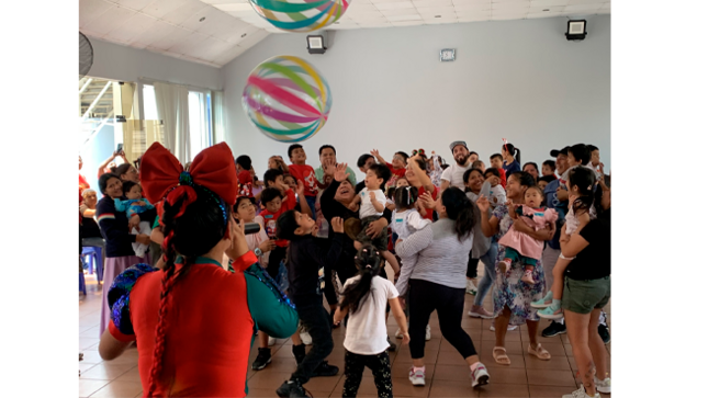 Nuestro alcalde Richard Soria junto a su esposa Jenny Casildo, presidenta del Comité de Damas, participaron en esta significativa actividad con obsequios para los niños, asimismo, expresaron su saludo navideño y renovaron su compromiso con la inclusión y el acceso de oportunidades de las personas con discapacidad.
Cabe resaltar que esta actividad se hizo posible gracias al apoyo del grupo de jóvenes Cockteleando Esperanza, quienes llevaron un divertido show infantil y obsequios, gracias a cada uno de ellos por compartir la alegría de la Navidad con todos los niños.