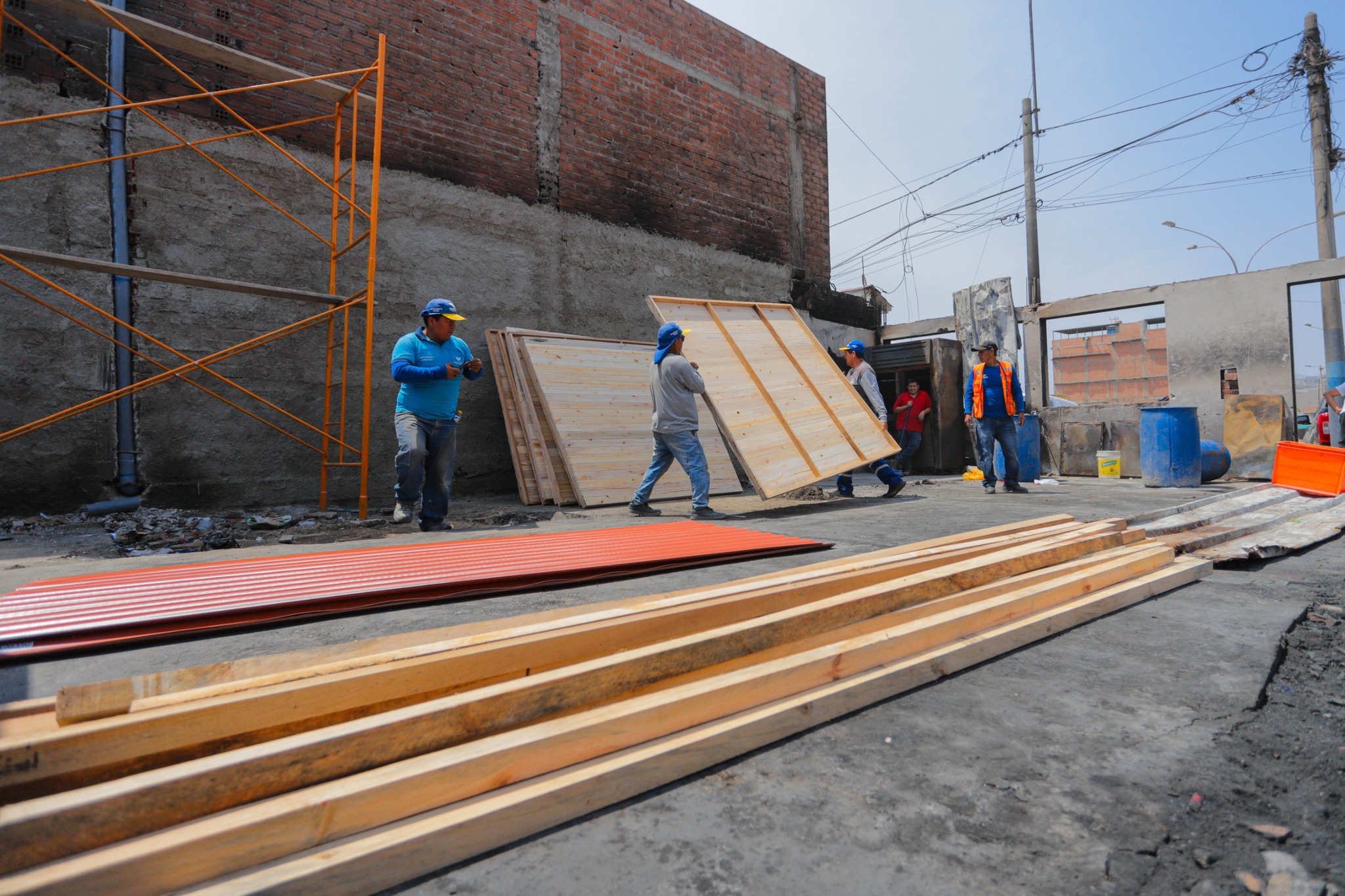 El alcalde Jhovinson Vásquez entregó módulos prefabricados 🏠 y apoyo 🤝 a las familias afectadas por el incendio 🔥 en Defensores de la Patria.
