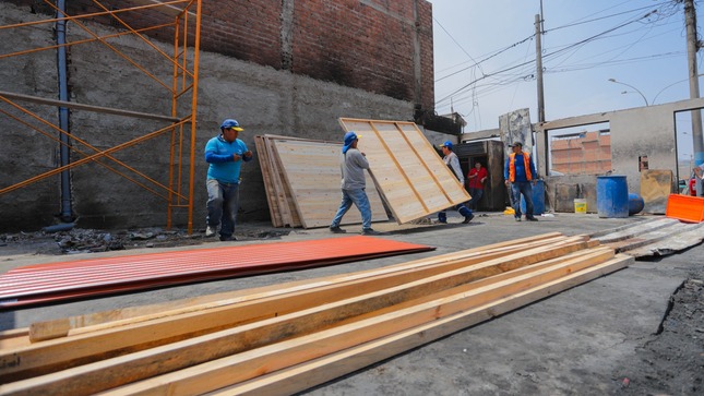 El alcalde Jhovinson Vásquez entregó módulos prefabricados 🏠 y apoyo 🤝 a las familias afectadas por el incendio 🔥 en Defensores de la Patria.