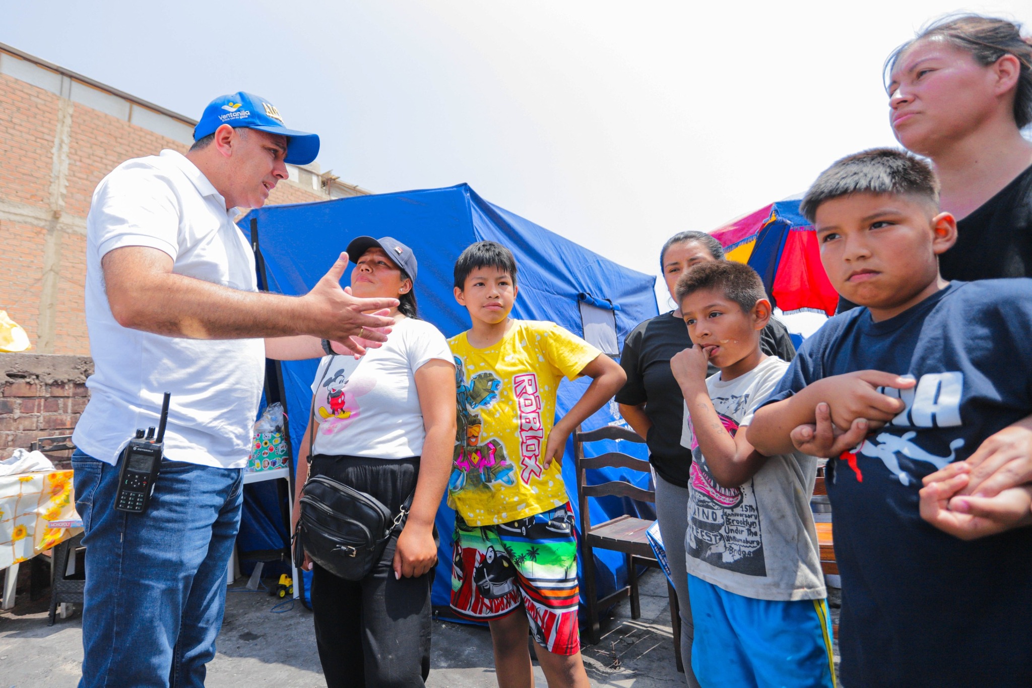 El alcalde Jhovinson Vásquez entregó módulos prefabricados 🏠 y apoyo 🤝 a las familias afectadas por el incendio 🔥 en Defensores de la Patria.