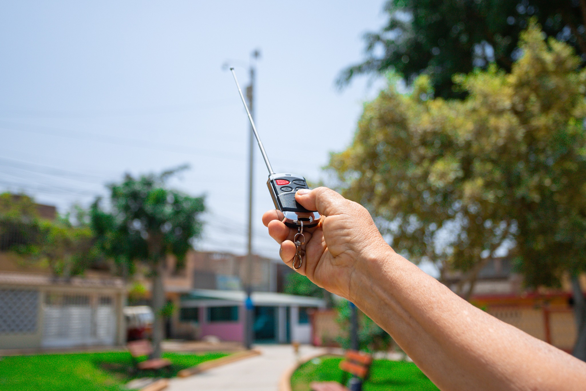 Se distribuyeron 1330 botones de pánico 🚨 interconectados con cámaras 📹📡 para reforzar la seguridad en Ventanilla 👮‍♂️👮‍♀️🚓🏘️.