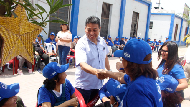 El alcalde, acompañado de su esposa Jenny Casildo, estuvo presente en la actividad, brindando un afectuoso saludo a la población y destacando el compromiso de su gestión con el bienestar de los adultos mayores.
Además, el Comité de Damas realizó un valioso donativo de sillas, que serán de gran utilidad para los integrantes del CIAM. La jornada culminó con música, baile y un ambiente lleno de felicidad, reflejando el espíritu navideño y la importancia de compartir en comunidad.