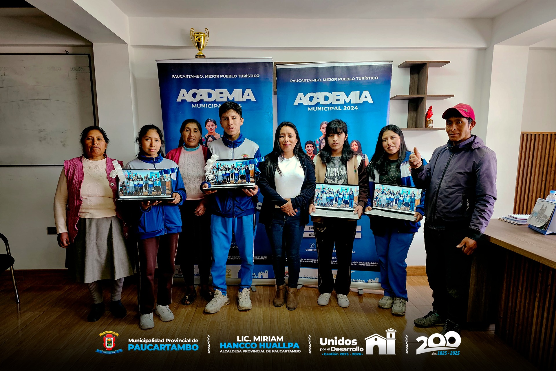 Archivo imagen de entrega de Laptops realiza Alcaldesa Provincial a estudiantes de la Academia Municipal que lograron su ingreso a la UNSAAC