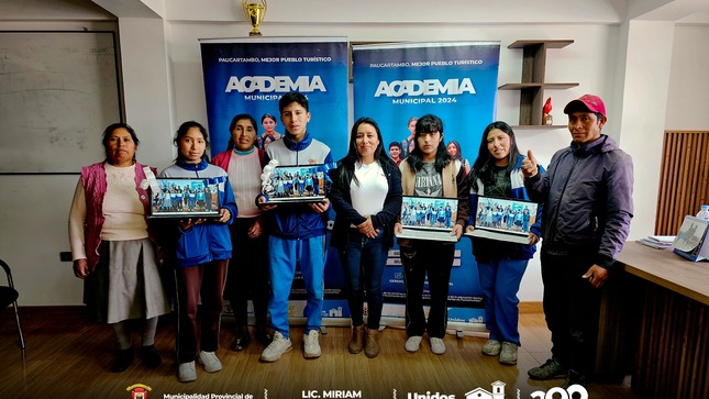 Archivo imagen de entrega de Laptops realiza Alcaldesa Provincial a estudiantes de la Academia Municipal que lograron su ingreso a la UNSAAC