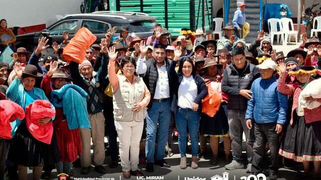 Archivo imagen de Alcaldesa Provincial realizó la entrega de Mantas de Polar denominado "Amor y Abrigo para nuestros Adultos Mayores"
