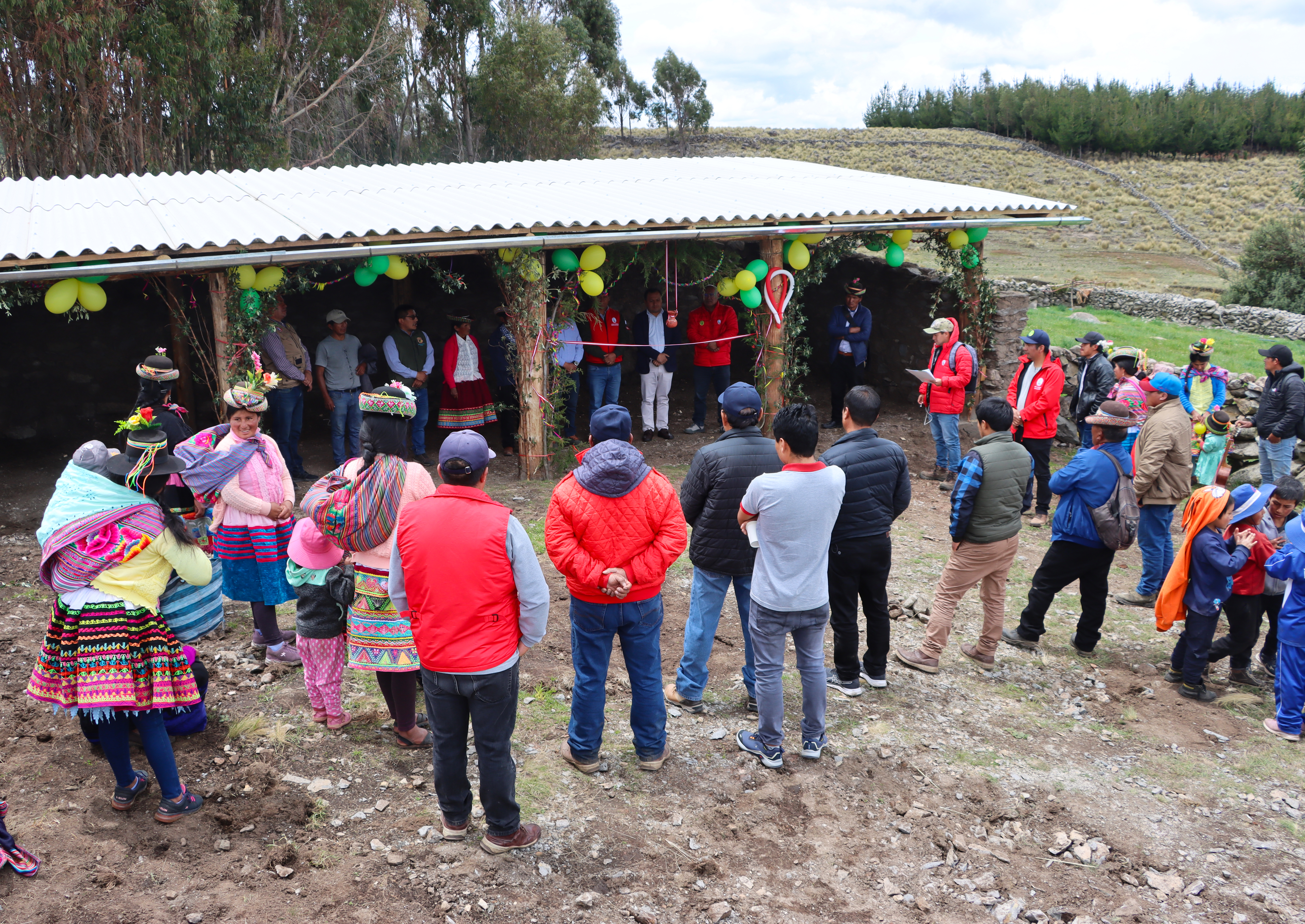 DRA Ayacucho entregó 34 cobertizos en Chuschi